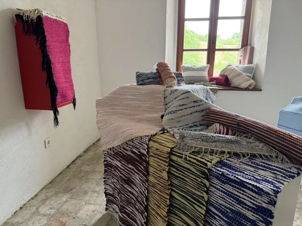 Održana Izložba tkanih tepiha projekta TEPIH: Snaga zajedništva, inkluzije i ekologije u Kući tambure