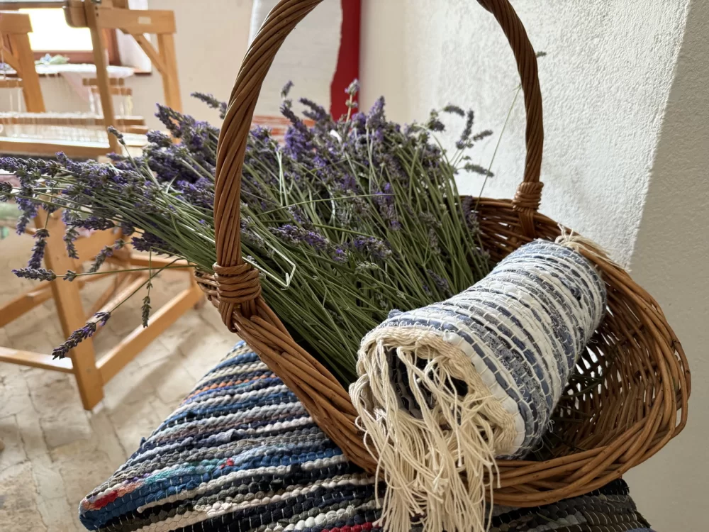 Održana Izložba tkanih tepiha projekta TEPIH: Snaga zajedništva, inkluzije i ekologije u Kući tambure