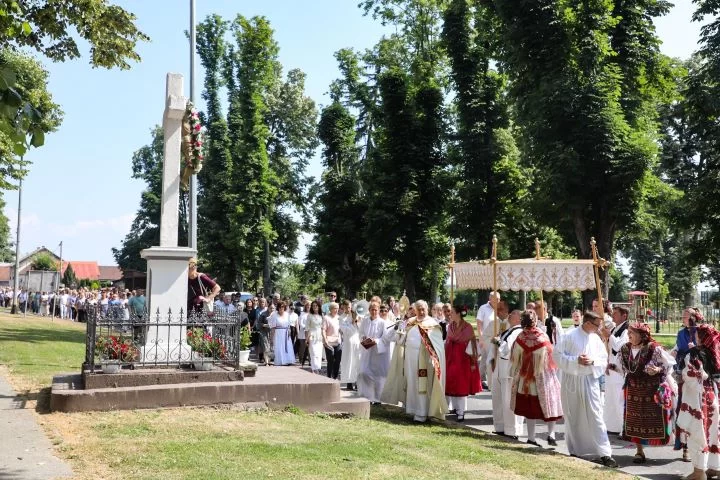 SVETKOVINA TIJELOVA U PLETERNICI: Misno slavlje i procesija gradskim ulicama  