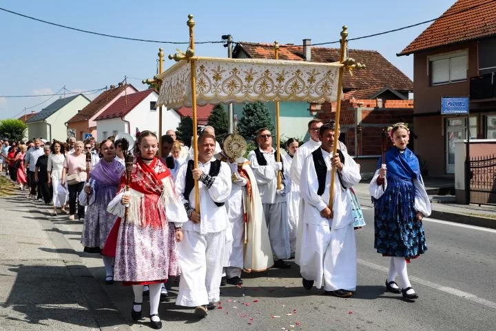 SVETKOVINA TIJELOVA U PLETERNICI: Misno slavlje i procesija gradskim ulicama  