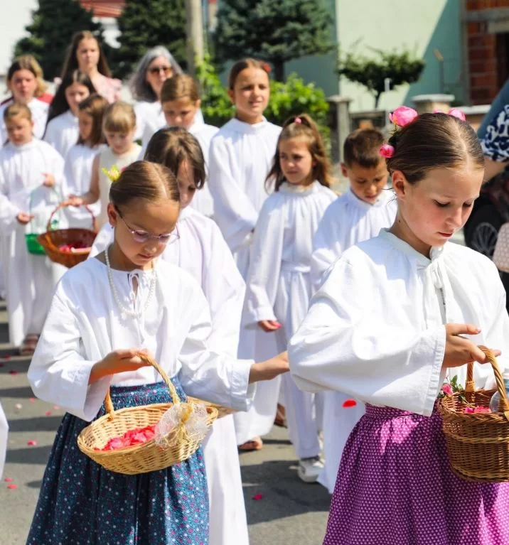 SVETKOVINA TIJELOVA U PLETERNICI: Misno slavlje i procesija gradskim ulicama  