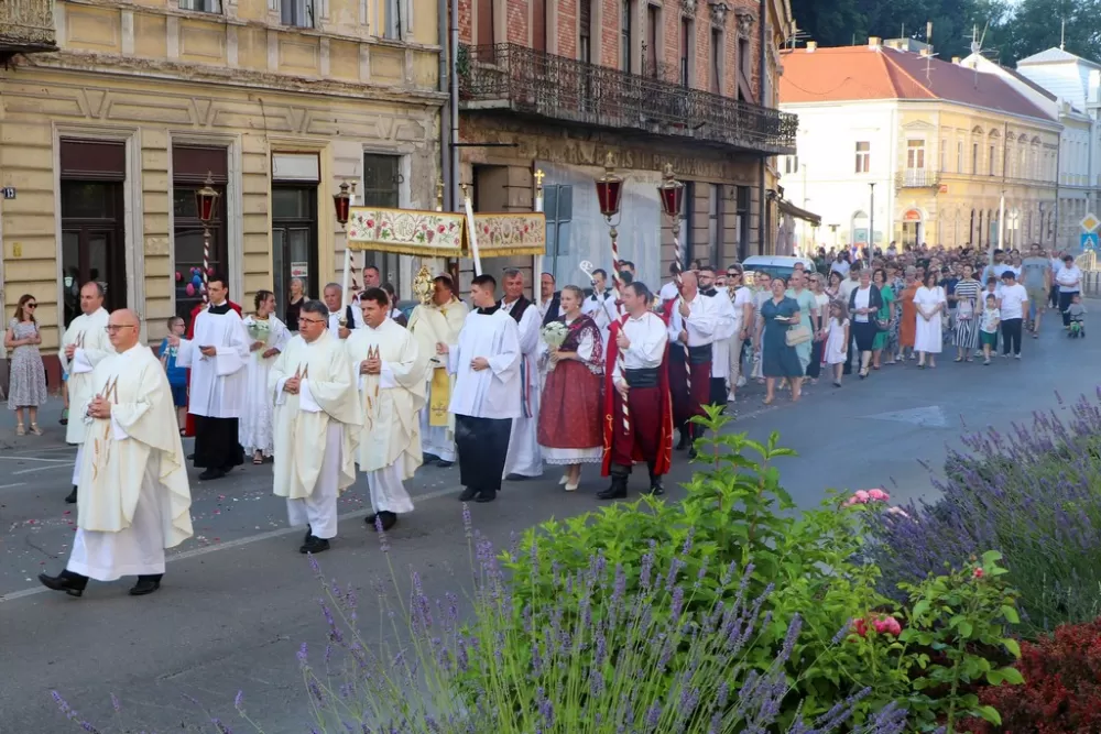 Tijelovo u Požegi: Svetu misu predvodio biskup Ivo Martinović