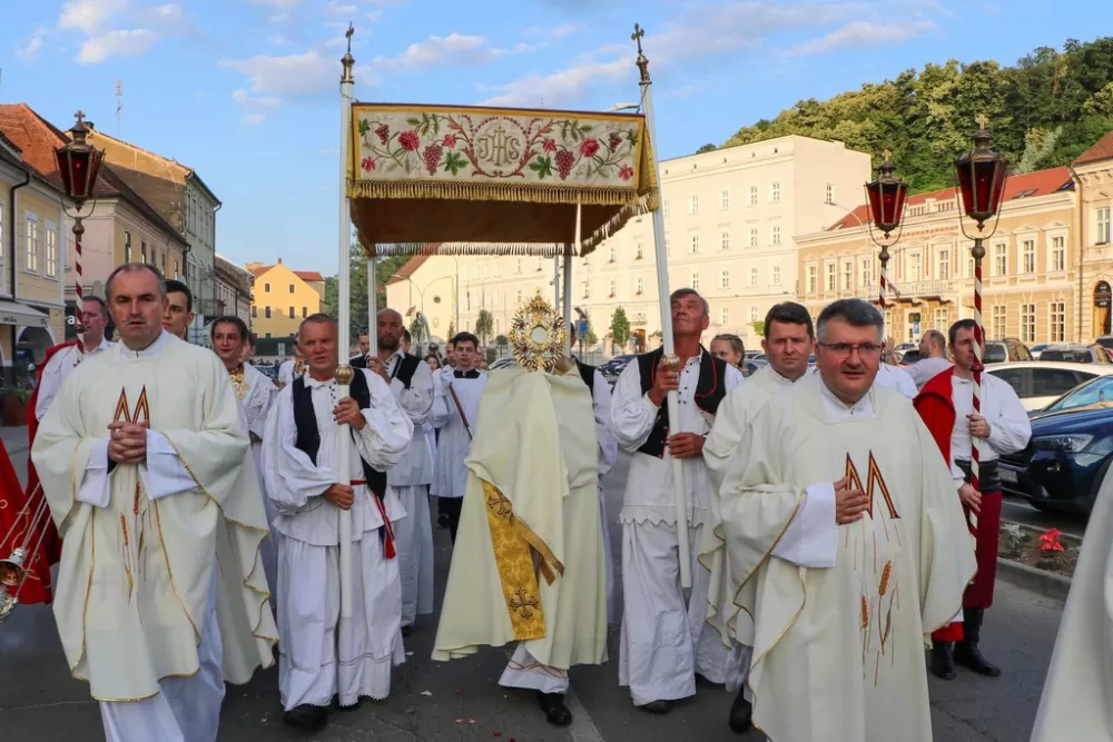 Tijelovo u Požegi: Svetu misu predvodio biskup Ivo Martinović