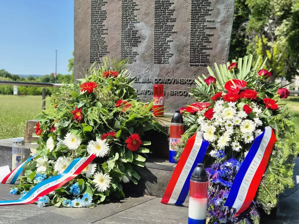 Udruga pripravnika 153. brigade iz Velike Gorice odala počast slavonskobrodskim braniteljima