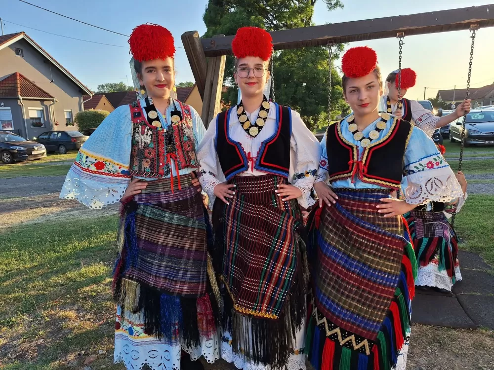 Od najmlađih do najstarijih u tradicionalnom narodnom ruhu