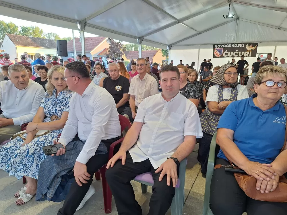 Od najmlađih do najstarijih u tradicionalnom narodnom ruhu