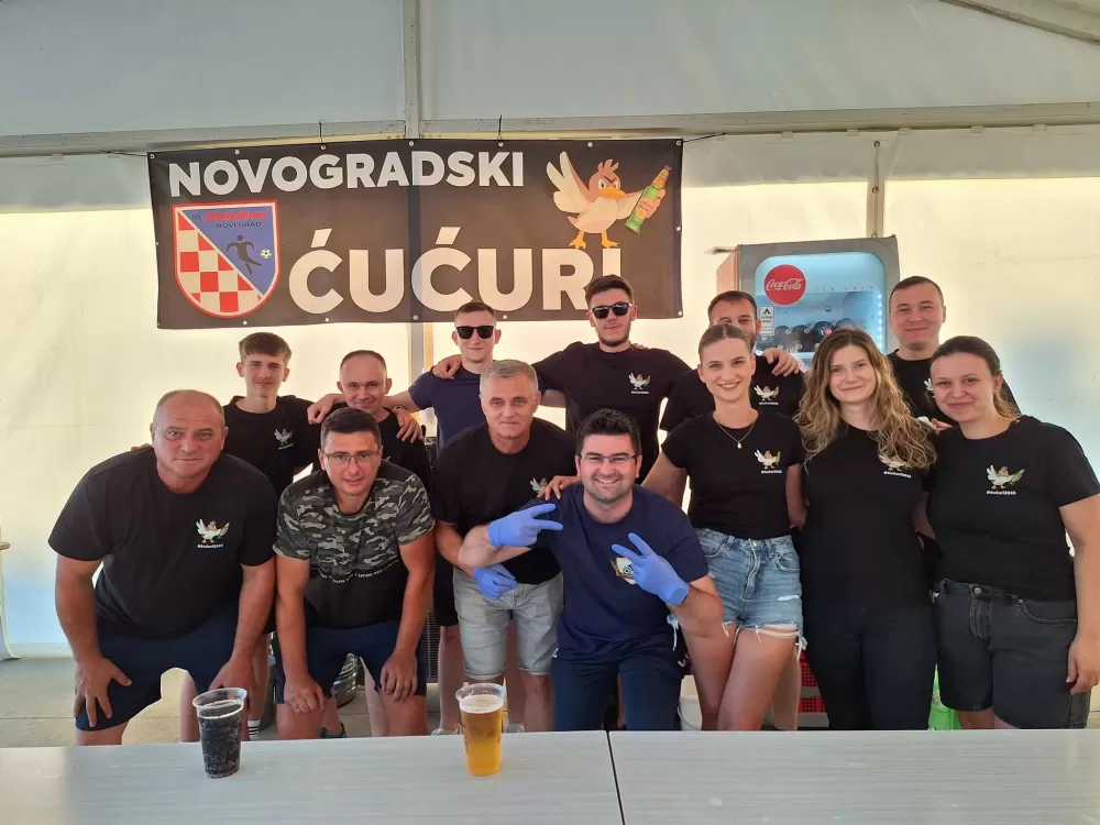 Od najmlađih do najstarijih u tradicionalnom narodnom ruhu