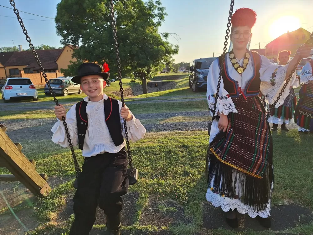 Od najmlađih do najstarijih u tradicionalnom narodnom ruhu
