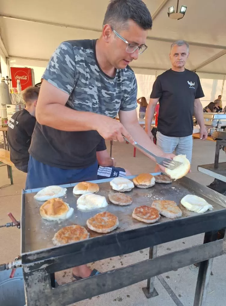 Od najmlađih do najstarijih u tradicionalnom narodnom ruhu