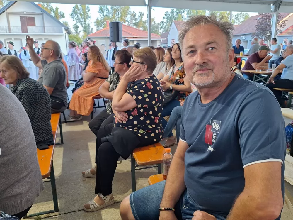 Od najmlađih do najstarijih u tradicionalnom narodnom ruhu