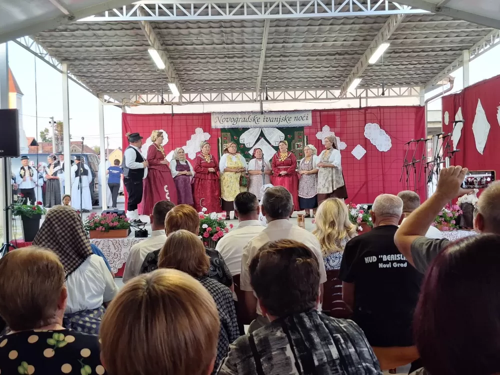 Od najmlađih do najstarijih u tradicionalnom narodnom ruhu