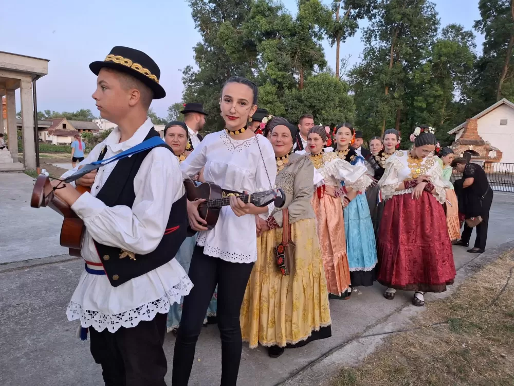 Od najmlađih do najstarijih u tradicionalnom narodnom ruhu