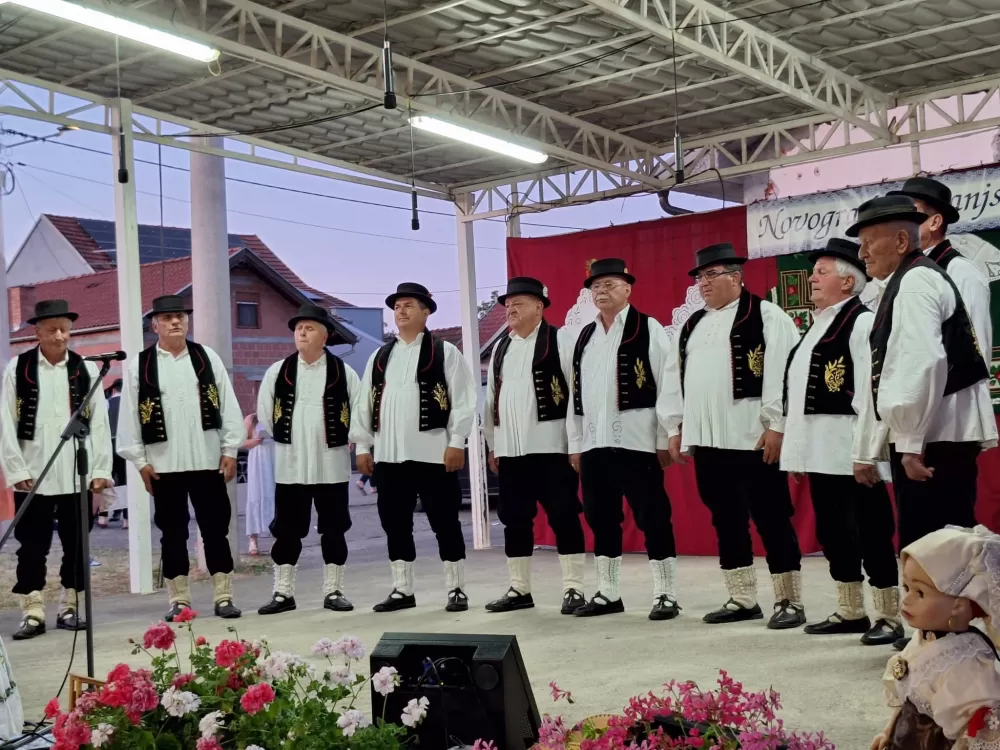 Od najmlađih do najstarijih u tradicionalnom narodnom ruhu