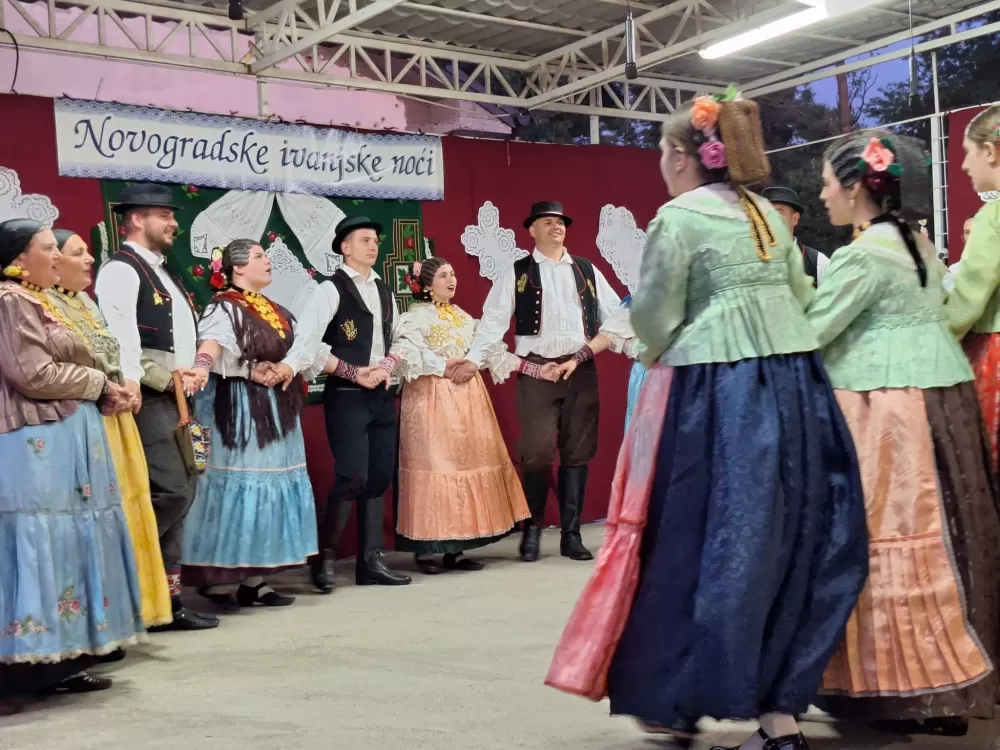 Od najmlađih do najstarijih u tradicionalnom narodnom ruhu
