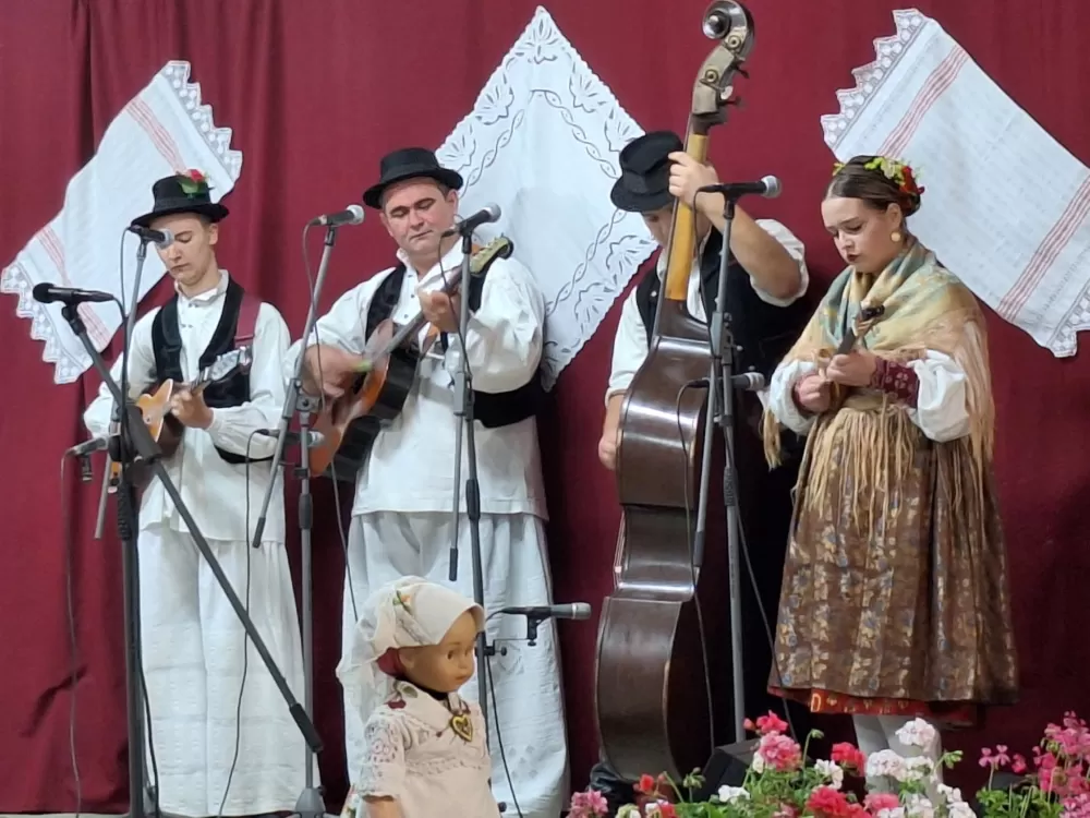 Od najmlađih do najstarijih u tradicionalnom narodnom ruhu