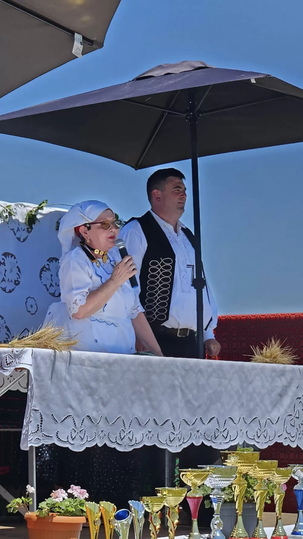 Konji vrani - povorka svatovskih zaprega i jahača u Velikoj Kopanici