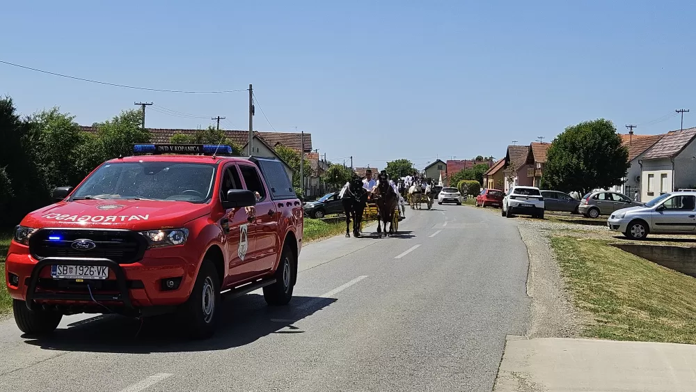 Konji vrani - povorka svatovskih zaprega i jahača u Velikoj Kopanici