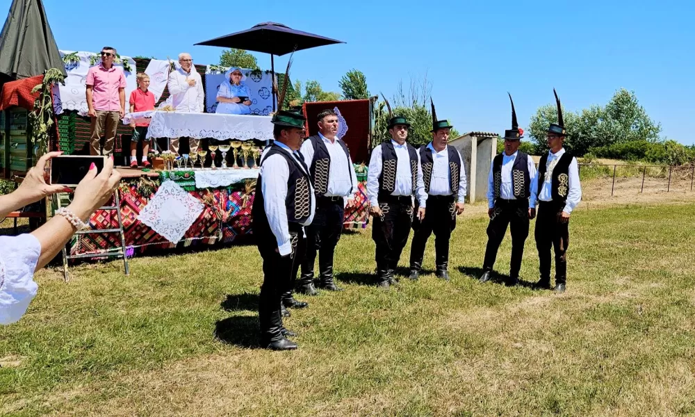 Konji vrani - povorka svatovskih zaprega i jahača u Velikoj Kopanici