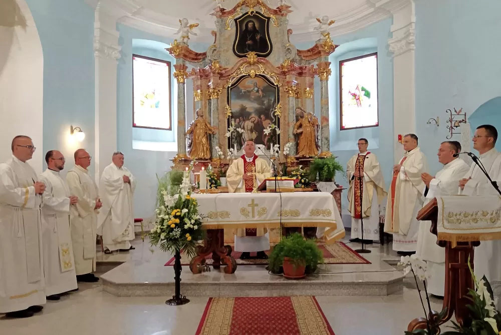 GUŽVA NA IVANJE U SIBINJU - ʼJe li vjera koju pokazujemo dolaskom na misu istinski djelotvorna?ʼ