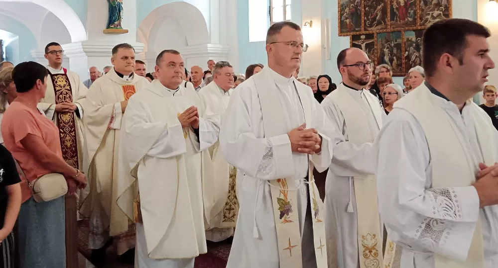 GUŽVA NA IVANJE U SIBINJU - ʼJe li vjera koju pokazujemo dolaskom na misu istinski djelotvorna?ʼ