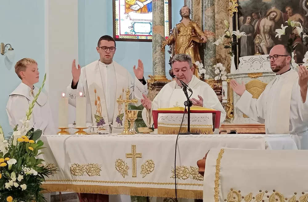 GUŽVA NA IVANJE U SIBINJU - ʼJe li vjera koju pokazujemo dolaskom na misu istinski djelotvorna?ʼ