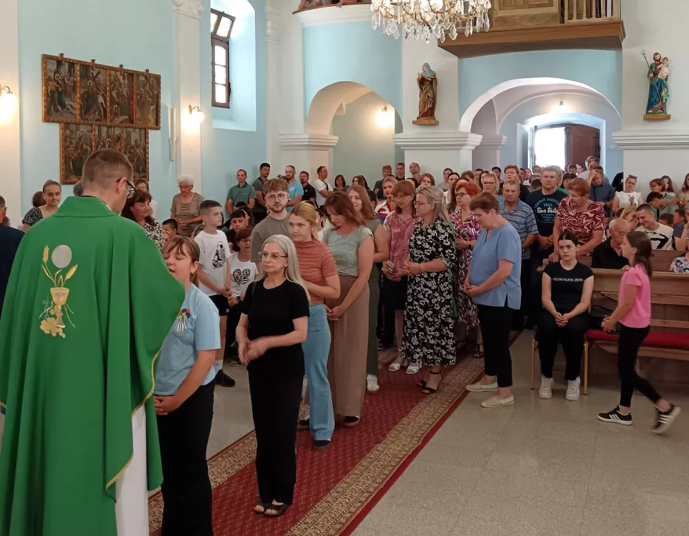 GUŽVA NA IVANJE U SIBINJU - ʼJe li vjera koju pokazujemo dolaskom na misu istinski djelotvorna?ʼ