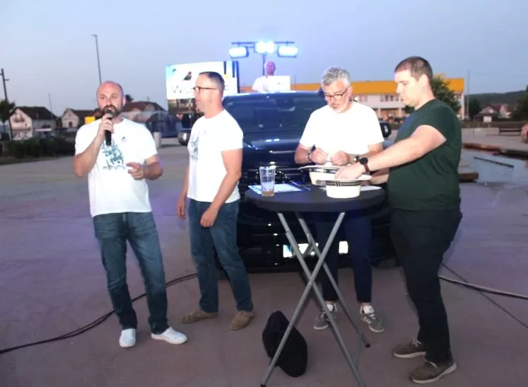 UOČI KONJIČKOG TURNIRA U PLETERNICI: Na Trgu bećarca obavljeno javno izvlačenje startnih brojeva