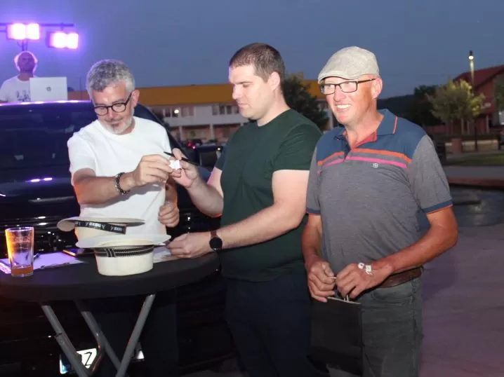 UOČI KONJIČKOG TURNIRA U PLETERNICI: Na Trgu bećarca obavljeno javno izvlačenje startnih brojeva