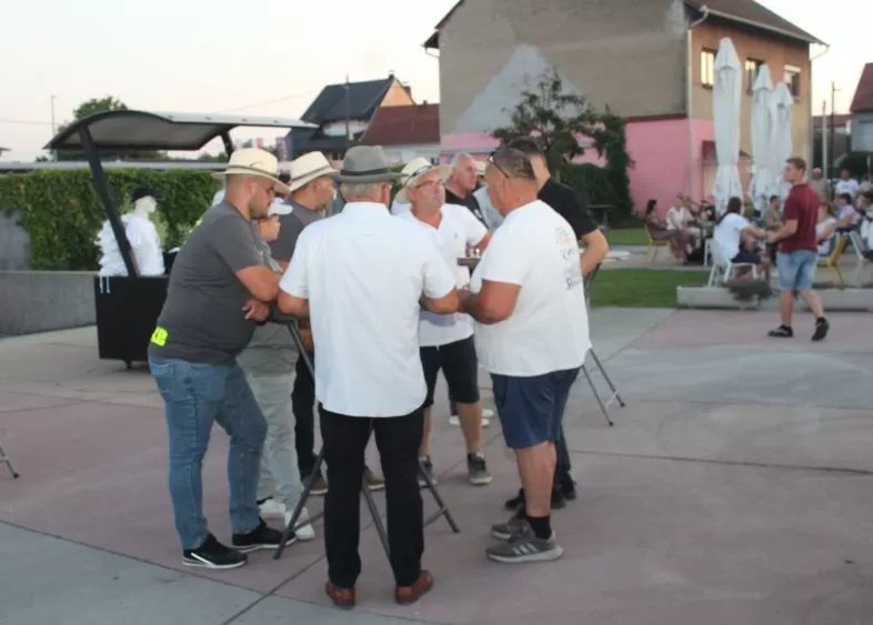 UOČI KONJIČKOG TURNIRA U PLETERNICI: Na Trgu bećarca obavljeno javno izvlačenje startnih brojeva