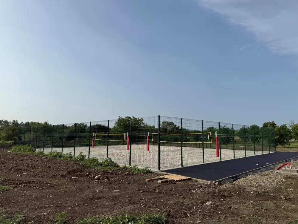 Radovi na dva odbojkaška terena na pijesku pokraj dvorane Vijuš u finalnoj fazi