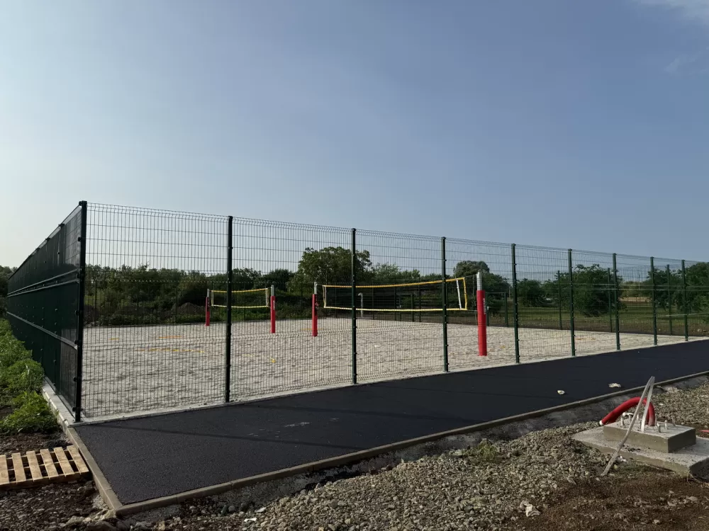 Radovi na dva odbojkaška terena na pijesku pokraj dvorane Vijuš u finalnoj fazi