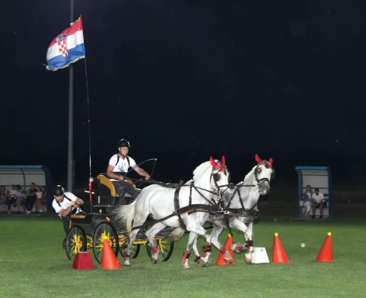 Adrenalinska noćna vožnja privukla brojne posjetitelje-pobjednik Vinko Katić