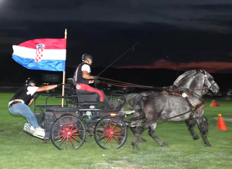 Adrenalinska noćna vožnja privukla brojne posjetitelje-pobjednik Vinko Katić