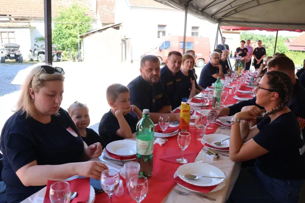 Četiri desetljeća vatrogastva Gornjih Emovaca – brojna priznanja članovima 