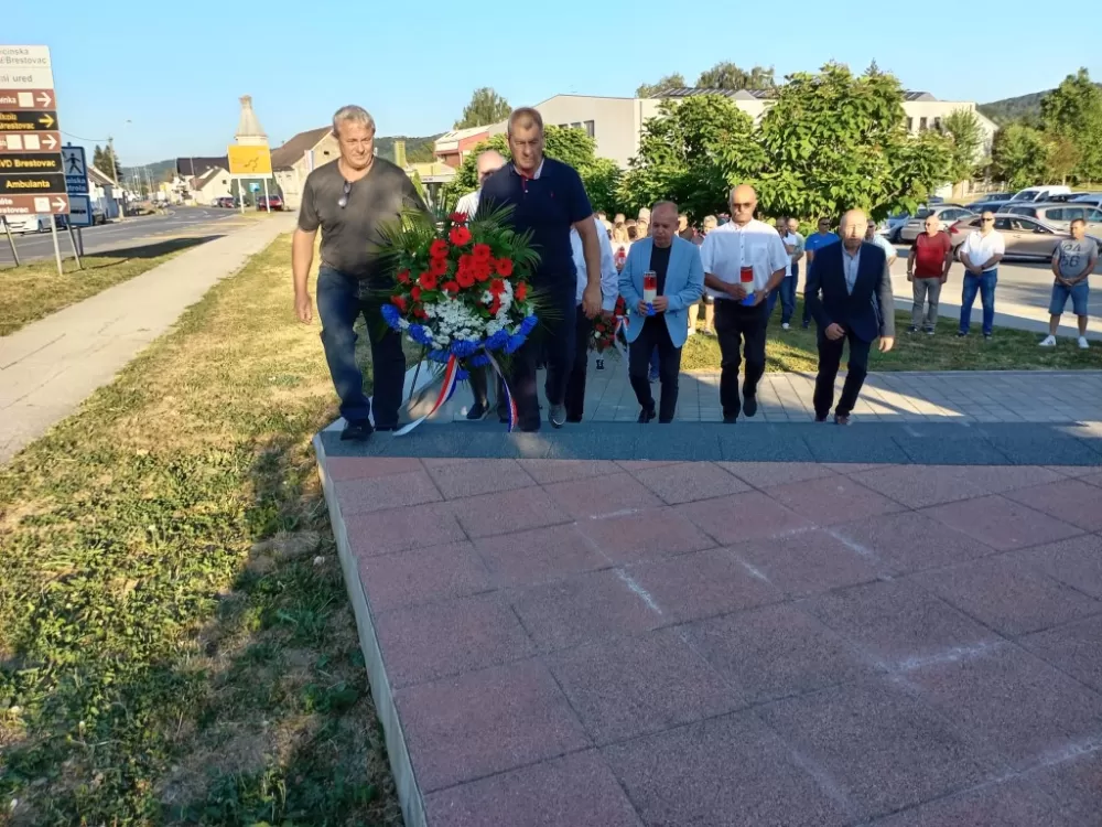 Požega.eu | Brestovački branitelji prije skupštine svoje udruge položili vijence na spomenik poginulima