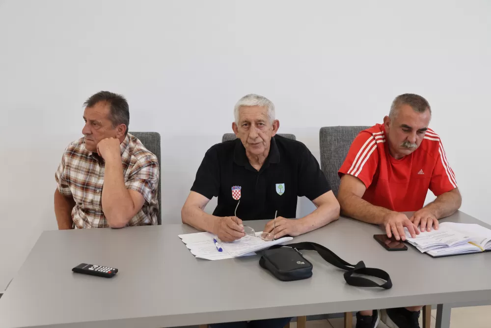 Brestovački branitelji prije skupštine svoje udruge položili vijence na spomenik poginulima