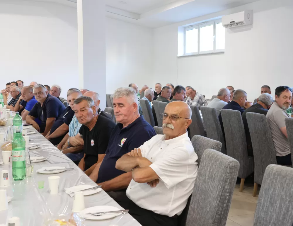 Brestovački branitelji prije skupštine svoje udruge položili vijence na spomenik poginulima