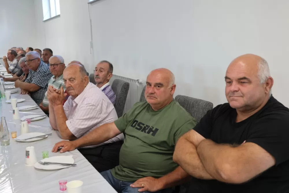 Brestovački branitelji prije skupštine svoje udruge položili vijence na spomenik poginulima