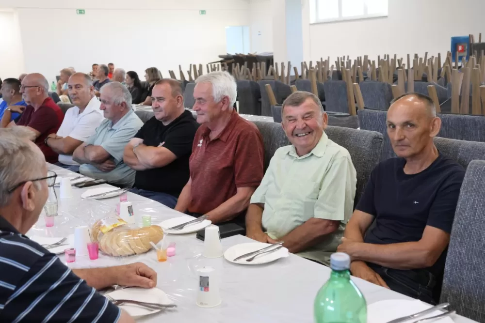 Brestovački branitelji prije skupštine svoje udruge položili vijence na spomenik poginulima