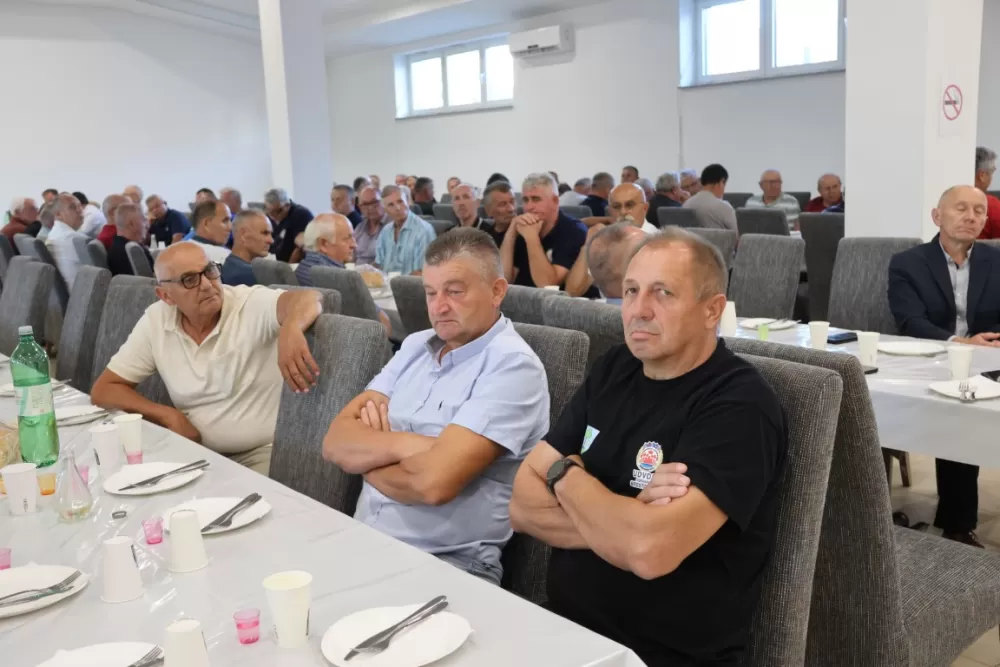 Brestovački branitelji prije skupštine svoje udruge položili vijence na spomenik poginulima