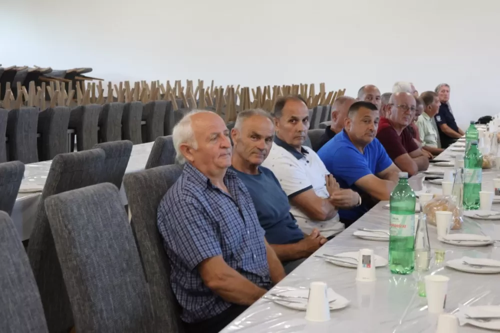 Brestovački branitelji prije skupštine svoje udruge položili vijence na spomenik poginulima
