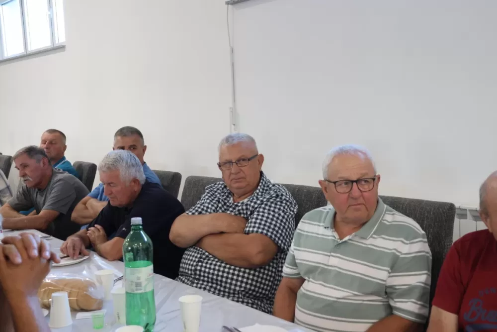 Brestovački branitelji prije skupštine svoje udruge položili vijence na spomenik poginulima