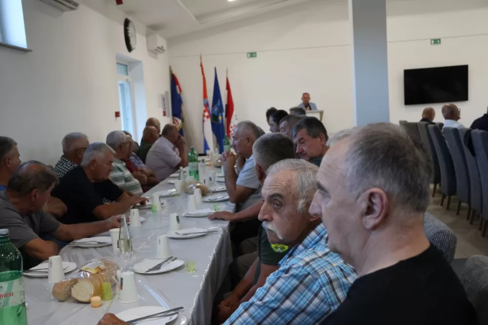 Brestovački branitelji prije skupštine svoje udruge položili vijence na spomenik poginulima