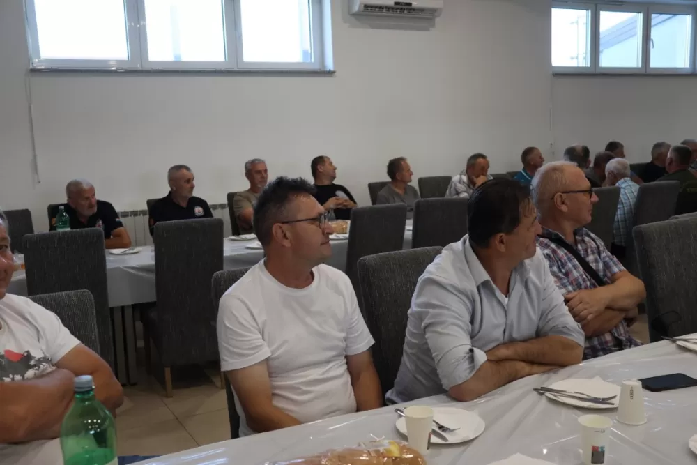 Brestovački branitelji prije skupštine svoje udruge položili vijence na spomenik poginulima