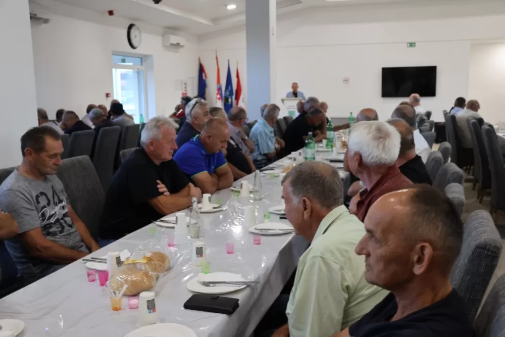 Brestovački branitelji prije skupštine svoje udruge položili vijence na spomenik poginulima