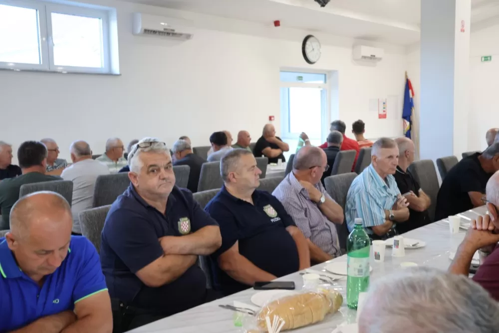 Brestovački branitelji prije skupštine svoje udruge položili vijence na spomenik poginulima