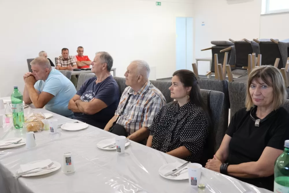 Brestovački branitelji prije skupštine svoje udruge položili vijence na spomenik poginulima