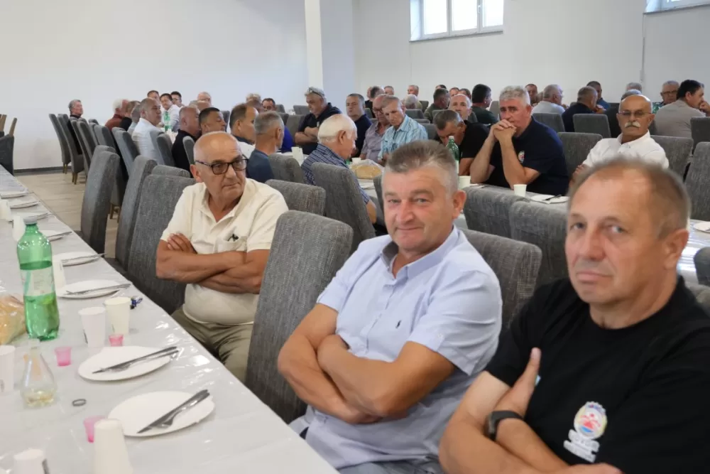 Brestovački branitelji prije skupštine svoje udruge položili vijence na spomenik poginulima