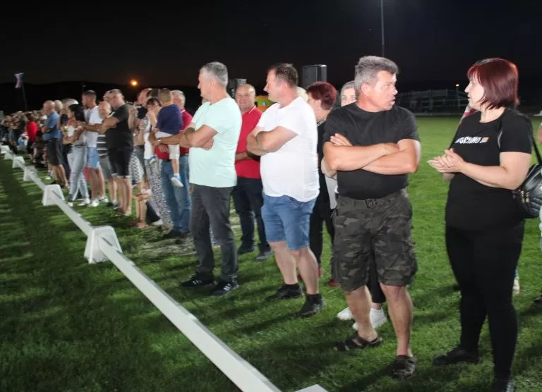 PRVI PUT NA PLETERNIČKOM HIPODROMU: Održan Noćni preponski turnir-sudjelovali jahači osječkog Konjičkog kluba 