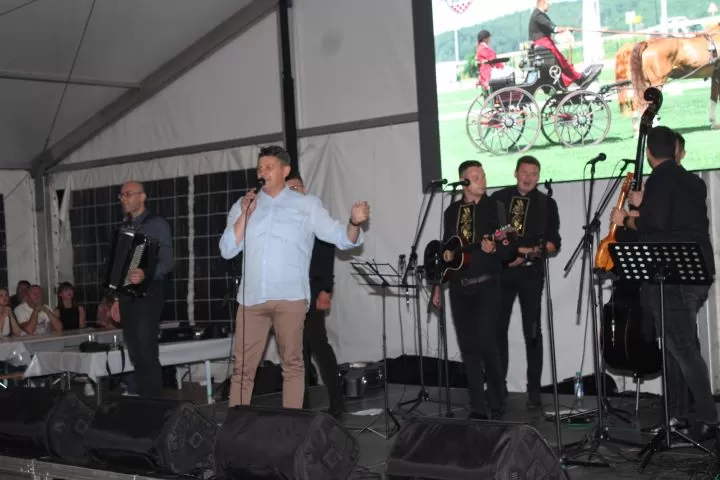 PRVI PUT NA PLETERNIČKOM HIPODROMU: Održan Noćni preponski turnir-sudjelovali jahači osječkog Konjičkog kluba 